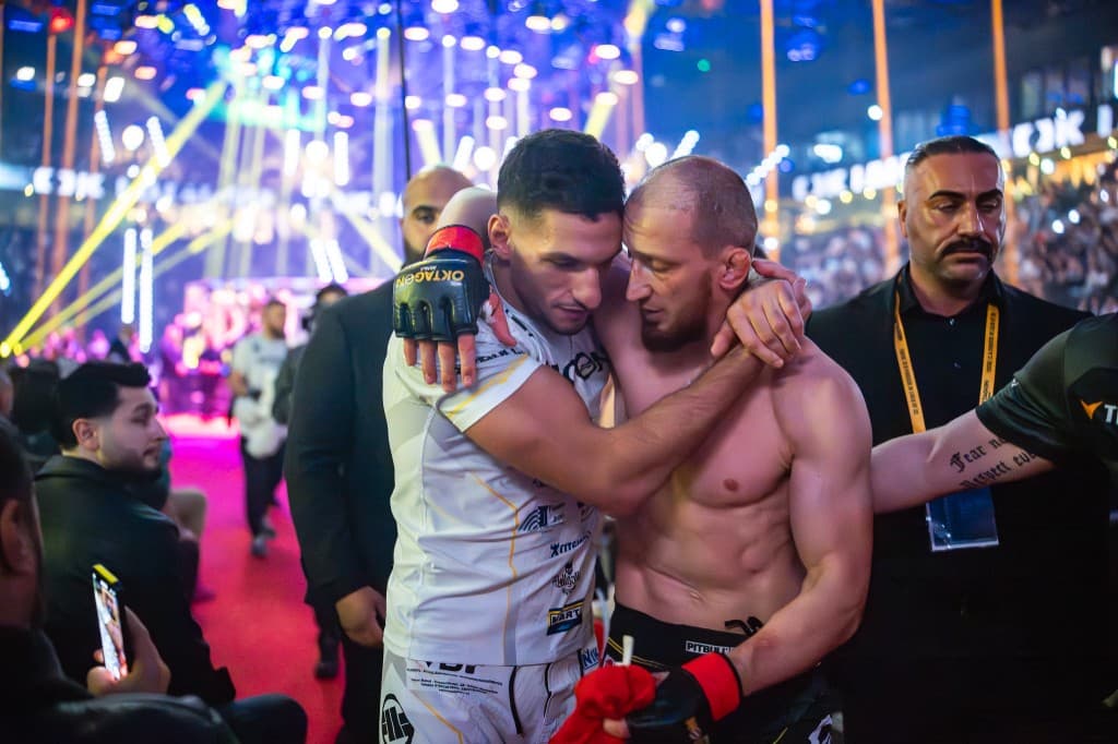 Gökhan Aksu umarmt seinen Gegner nach dem Kampf
