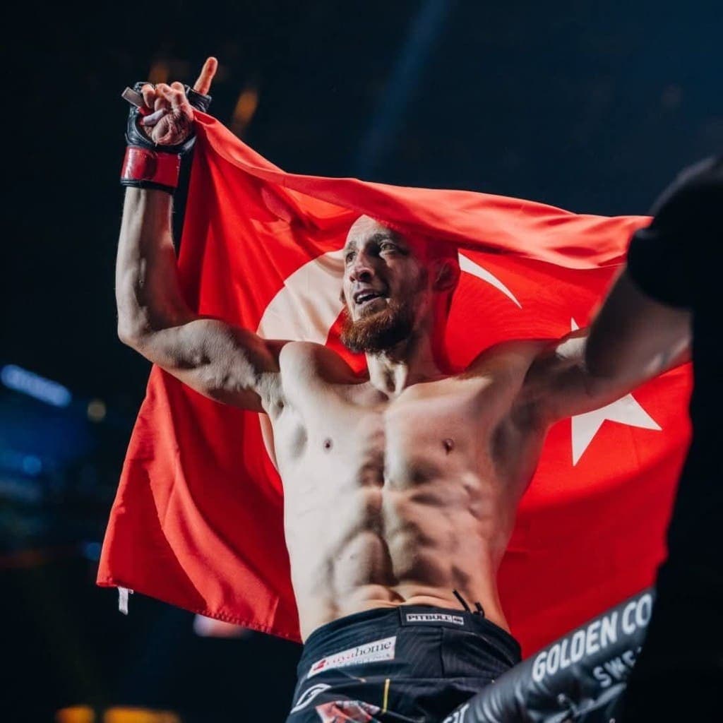 Gökhan Aksu nach einem Sieg, die türkische Flagge über den Schultern